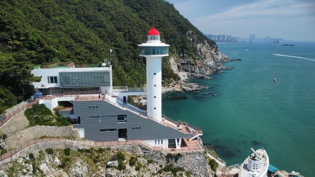 "영도등대에서 특별한 하룻밤 보내세요"