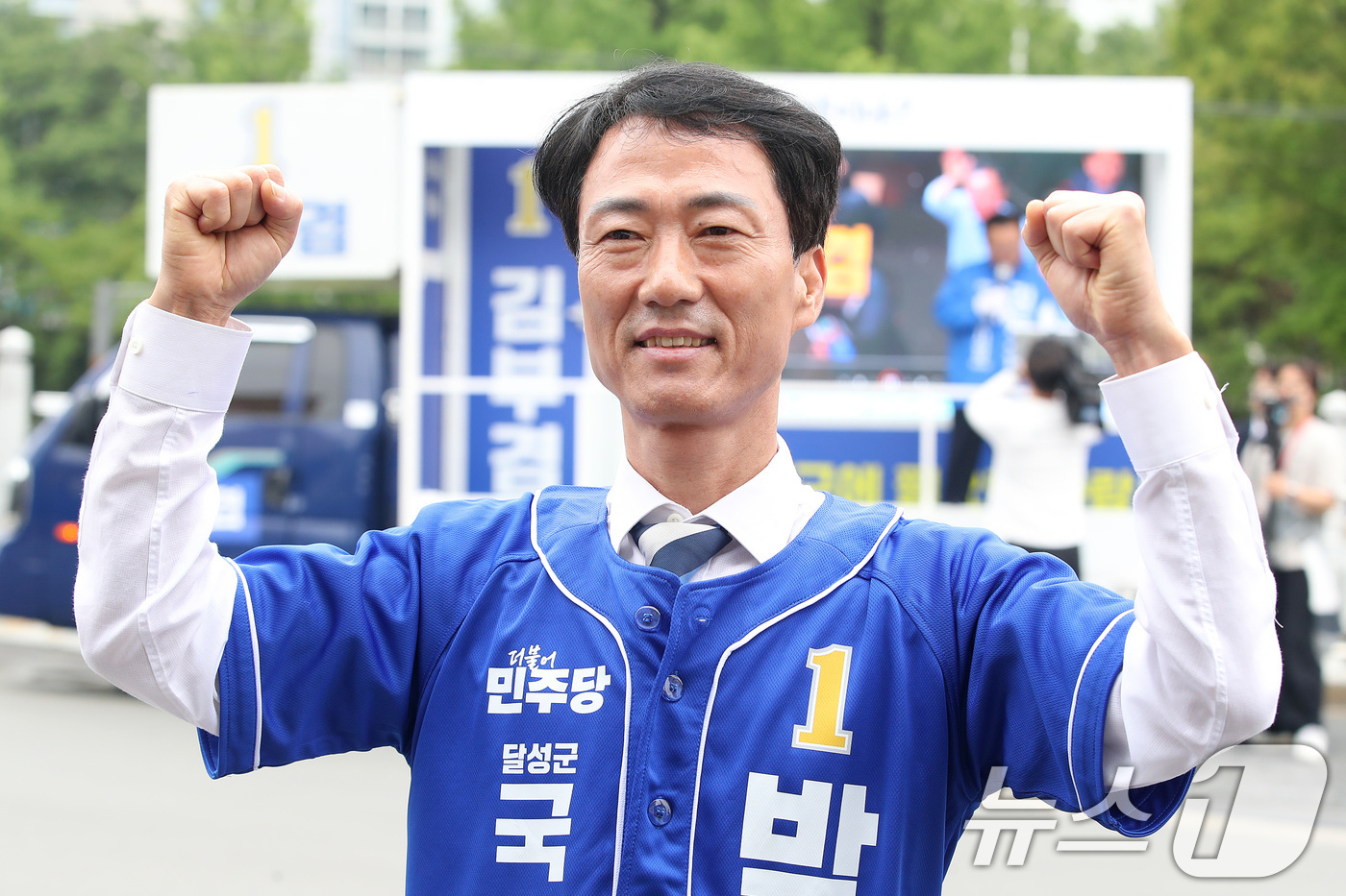 (대구=뉴스1) 공정식 기자 = 대구 달성군 국회의원 보궐선거에 출마한 박형룡 더불어민주당 후보가 21일 달성군 화원전통시장을 찾아 지지를 호소하고 있다. 2026.5.21/뉴스1 …