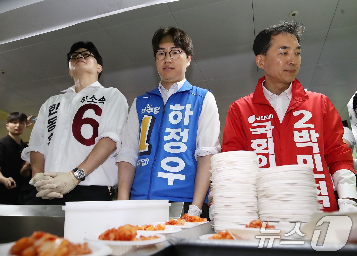 (부산=뉴스1) 윤일지 기자 = 한동훈 무소속 부산 북구갑 국회의원 보궐선거 후보(왼쪽부터) 하정우 더불어민주당 부산 북구갑 국회의원 보궐선거 후보, 박민식 국민의힘 부산 북구갑 …