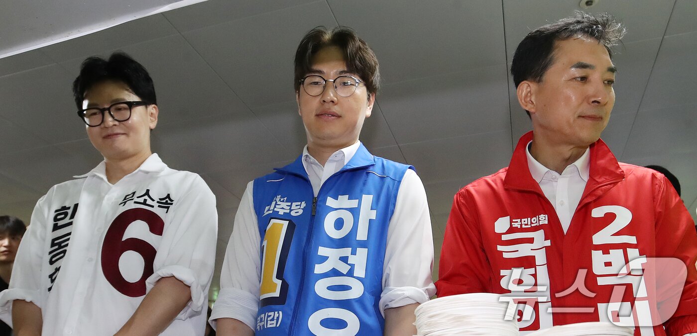 본문 이미지 - 한동훈 무소속 부산 북구갑 국회의원 보궐선거 후보(왼쪽부터) 하정우 더불어민주당 부산 북구갑 국회의원 보궐선거 후보, 박민식 국민의힘 부산 북구갑 국회의원 보궐선거 후보. 2026.5.21 ⓒ 뉴스1 윤일지 기자