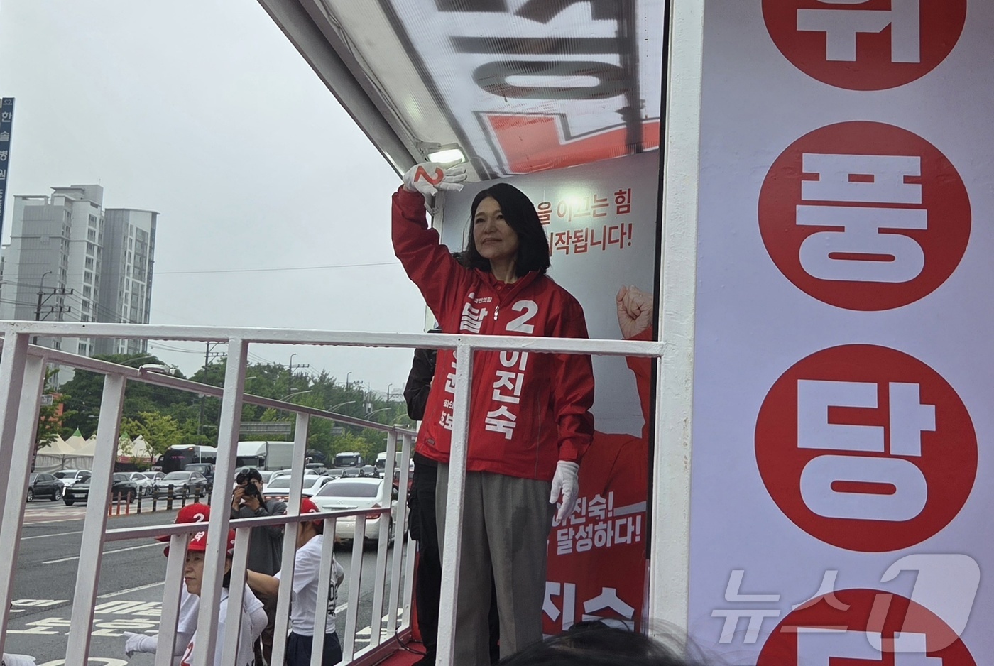 (대구=뉴스1) 이성덕 기자 = 대구 달성군 국회의원 보궐선거에 출마한 이진숙 국민의힘 후보가 21일 대구도시철도 2호선 대실역에서 출근길 인사를 하고 있다.2026.5.21/뉴스 …
