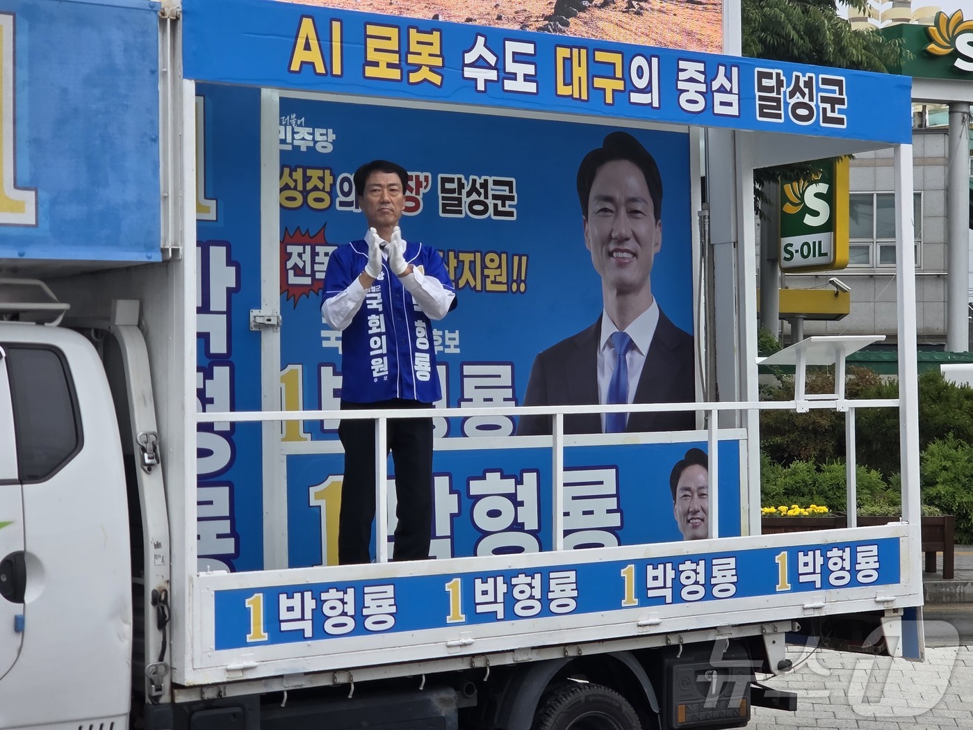 (대구=뉴스1) 이성덕 기자 = 대구 달성군 국회의원 보궐선거에 출마한 박형룡 더불어민주당 후보가 21일 대구도시철도 1호선 설화명곡역에서 출근길 인사를 하고 있다.2026.5.2 …