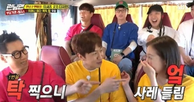 "탁 찍으니 억" 스벅 '탱크데이', SBS '런닝맨'-노무현 비하 '운지' 재소환
