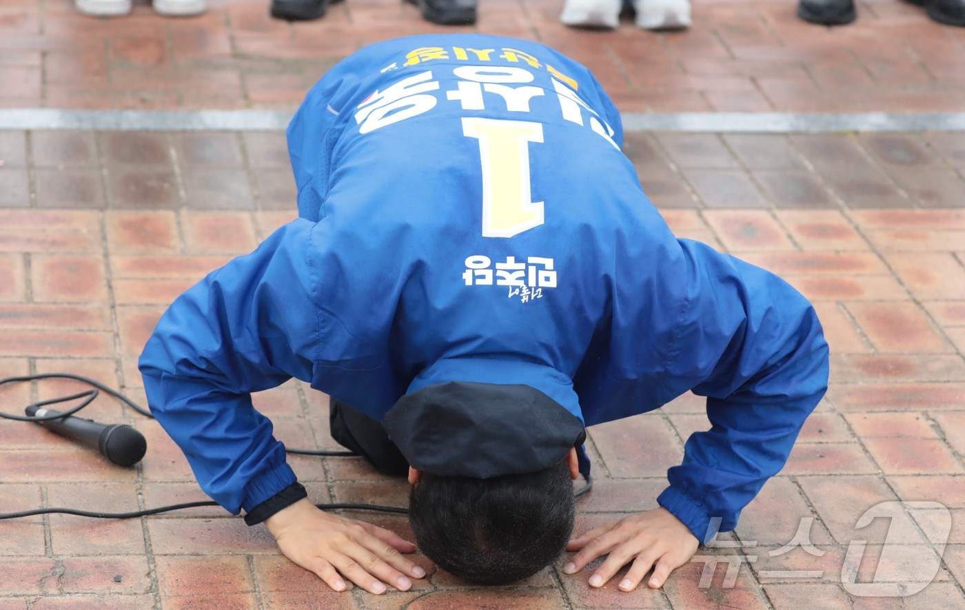 (울산=뉴스1) 김세은 기자 = 김상욱 더불어민주당 울산시장 후보가 21일 울산 중구 태화강 국가정원 만남의 광장에서 선대위 출범식을 열고 당원들과 지지자들에게 절을 하고 있다. …