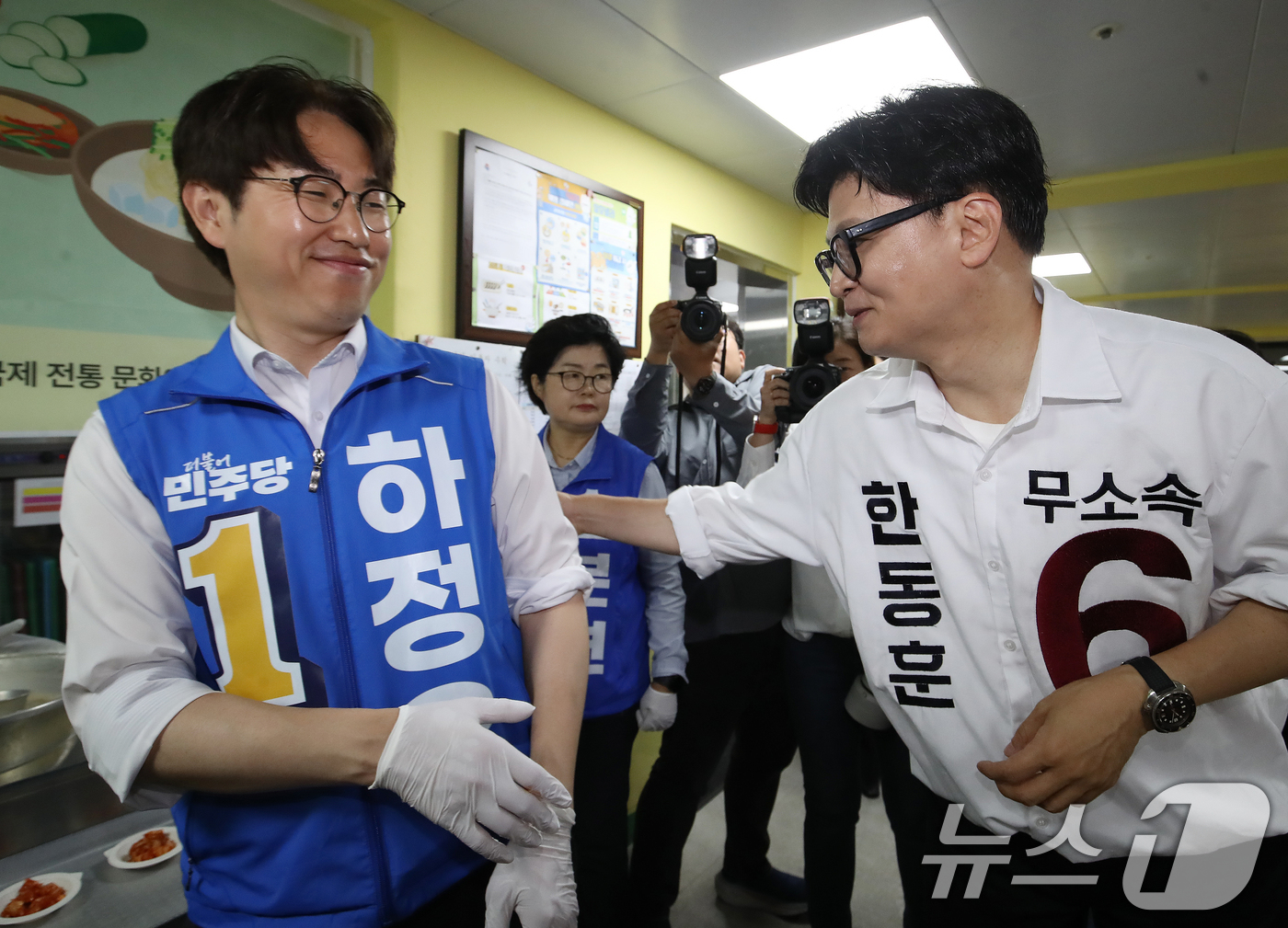 (부산=뉴스1) 윤일지 기자 = 하정우 더불어민주당 부산 북구갑 국회의원 보궐선거 후보와 한동훈 무소속 부산 북구갑 국회의원 보궐선거 후보가 21일 부산 북구 남산정종합사회복지관에 …