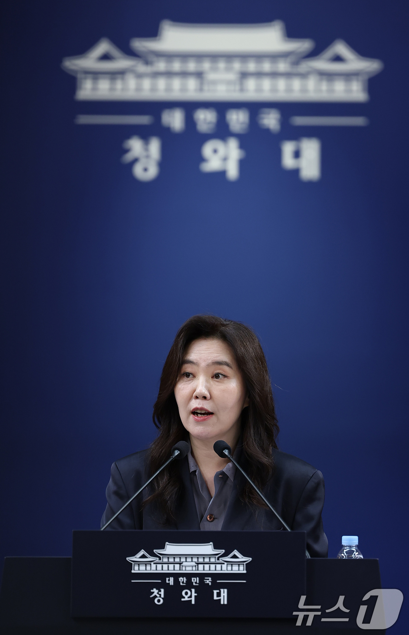 (서울=뉴스1) 이재명 기자 = 강유정 수석대변인이 21일 청와대 춘추관에서 현안 관련 브리핑을 하고 있다. (청와대통신사진기자단) 2026.5.21/뉴스1