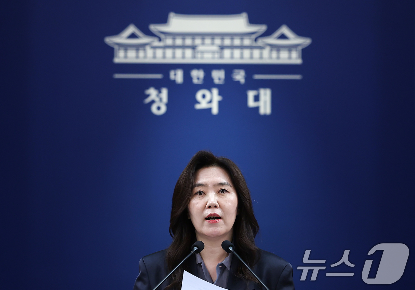 (서울=뉴스1) 이재명 기자 = 강유정 수석대변인이 21일 청와대 춘추관에서 현안 관련 브리핑을 하고 있다. (청와대통신사진기자단) 2026.5.21/뉴스1