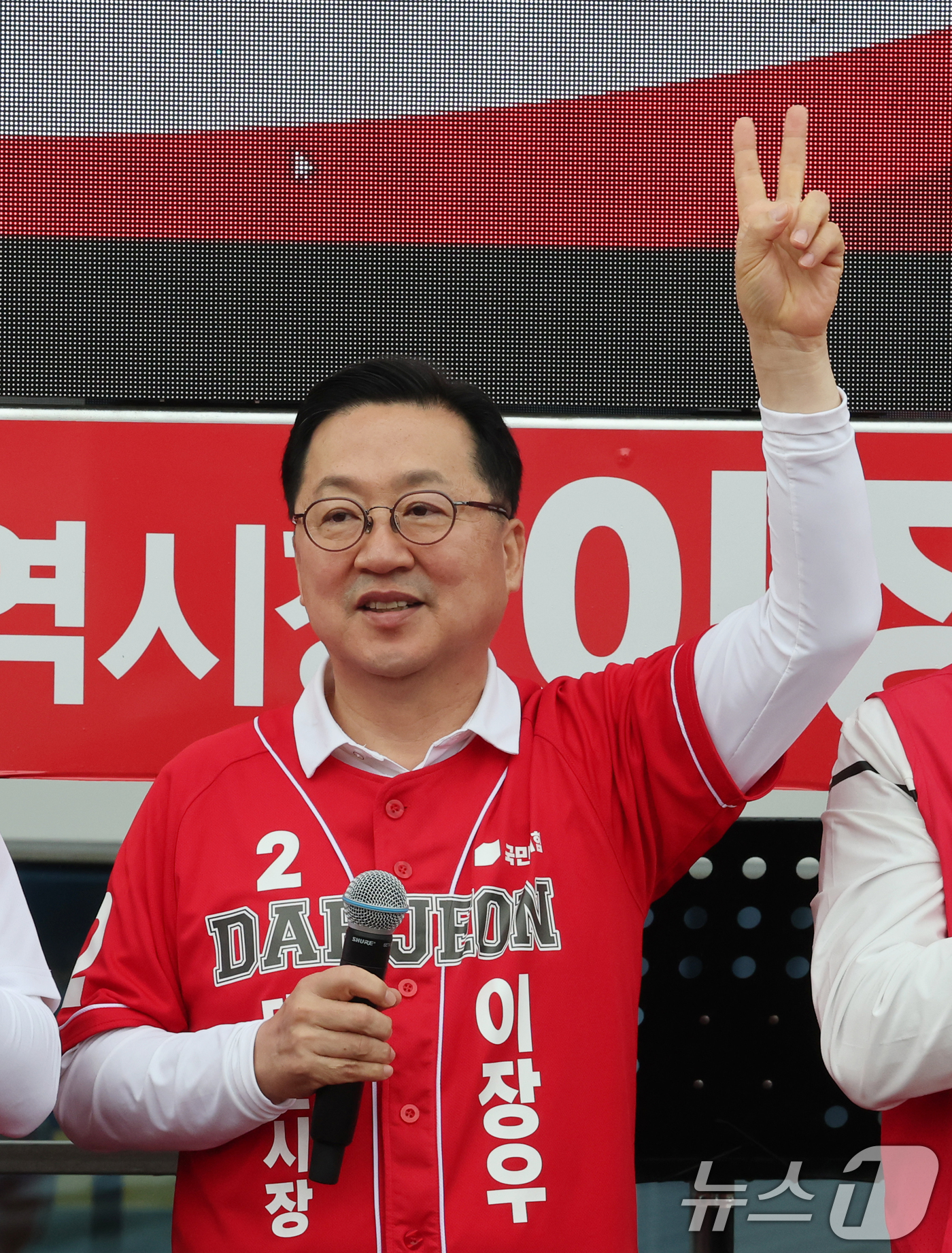 (대전=뉴스1) 김기태 기자 = 이장우 국민의힘 대전시장 후보와 구청장 후보, 광역 및 기초의원 후보들이 6.3 지방선거 공식 선거운동 첫 날인 21일 대전역 서광장에서 열린 국민 …
