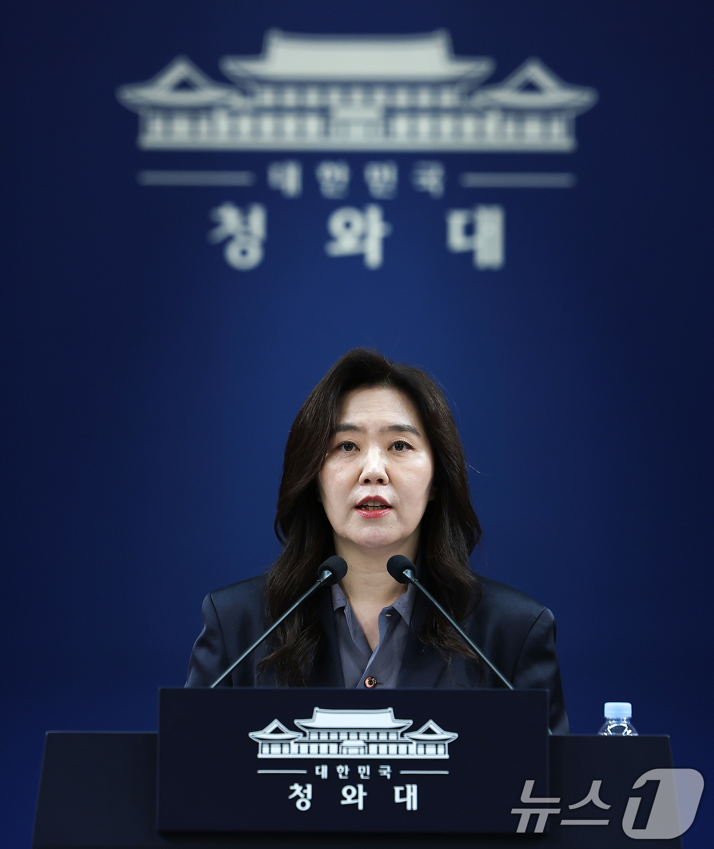 (서울=뉴스1) 이재명 기자 = 강유정 수석대변인이 21일 청와대 춘추관에서 현안 관련 브리핑을 하고 있다. (청와대통신사진기자단) 2026.5.21/뉴스1