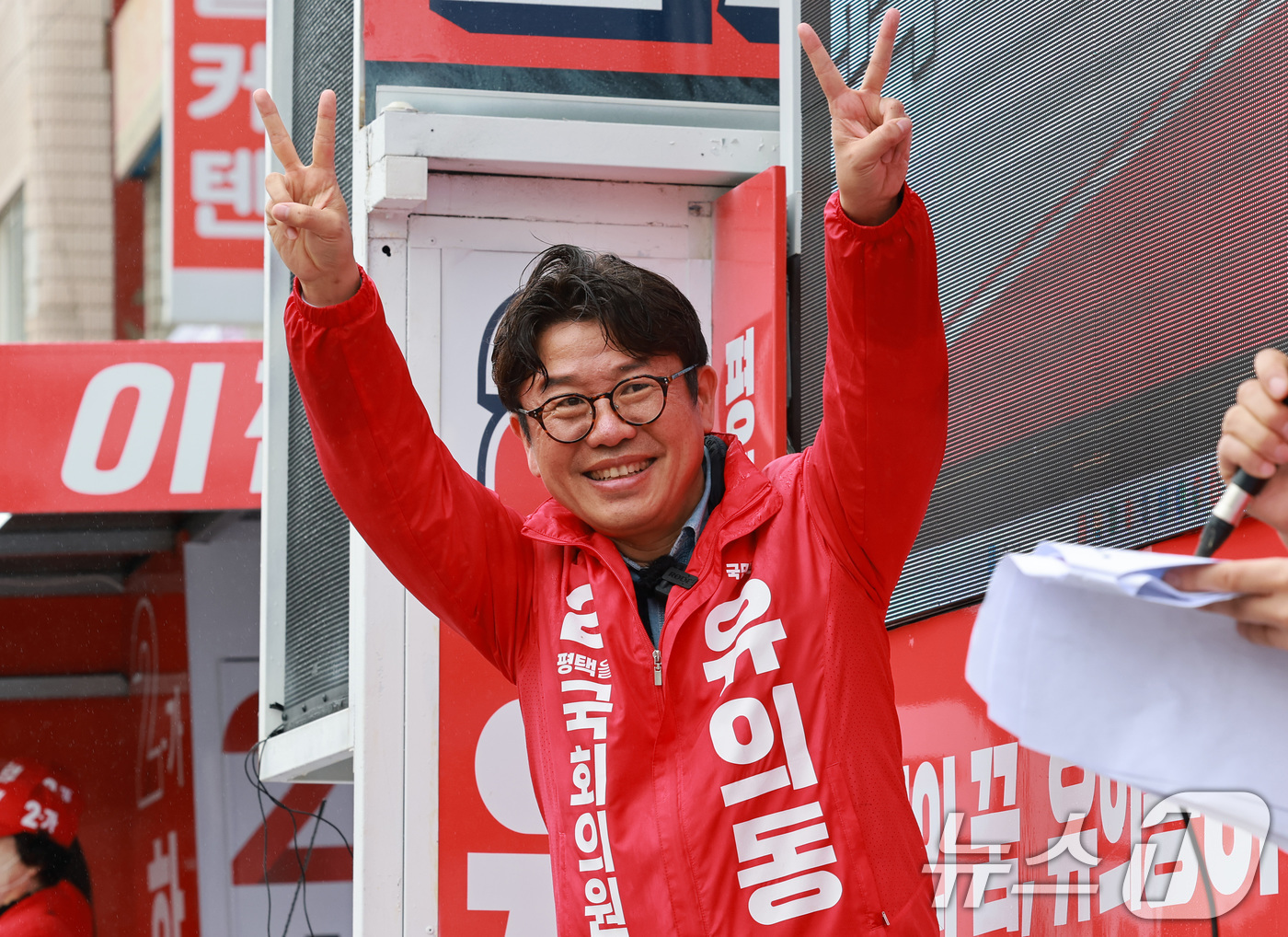 (평택=뉴스1) 임세영 기자 = 유의동 국민의힘 경기평택을 국회의원 재선거 후보가 21일 경기도 평택시 안중시장 롯데리아 앞에서 열린 공식선거운동 출정식에서 선거운동을 하고 있다. …