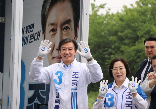 조국 "평택 가로막은 벽 허물겠다"…현충탑 참배로 선거운동 시작