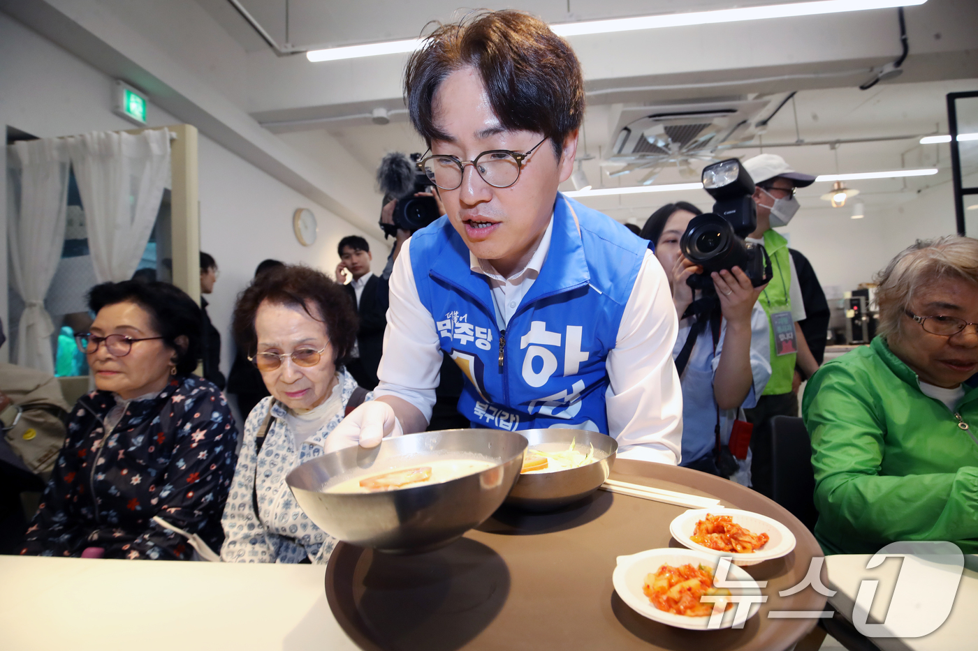 (부산=뉴스1) 윤일지 기자 = 하정우 더불어민주당 부산 북구갑 국회의원 보궐선거 후보가 21일 부산 북구 남산정종합사회복지관에서 열린 콩국수 나눔 행사에 참석해 콩국수 봉사를 하 …