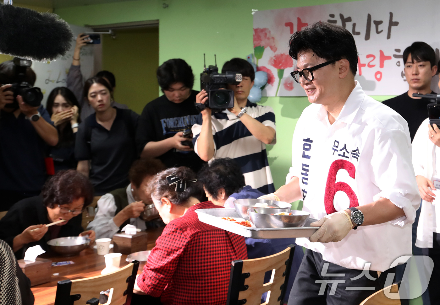 (부산=뉴스1) 윤일지 기자 = 한동훈 무소속 부산 북구갑 국회의원 보궐선거 후보가 21일 부산 북구 남산정종합사회복지관에서 열린 콩국수 나눔 행사에 참석해 콩국수 봉사를 하고 있 …