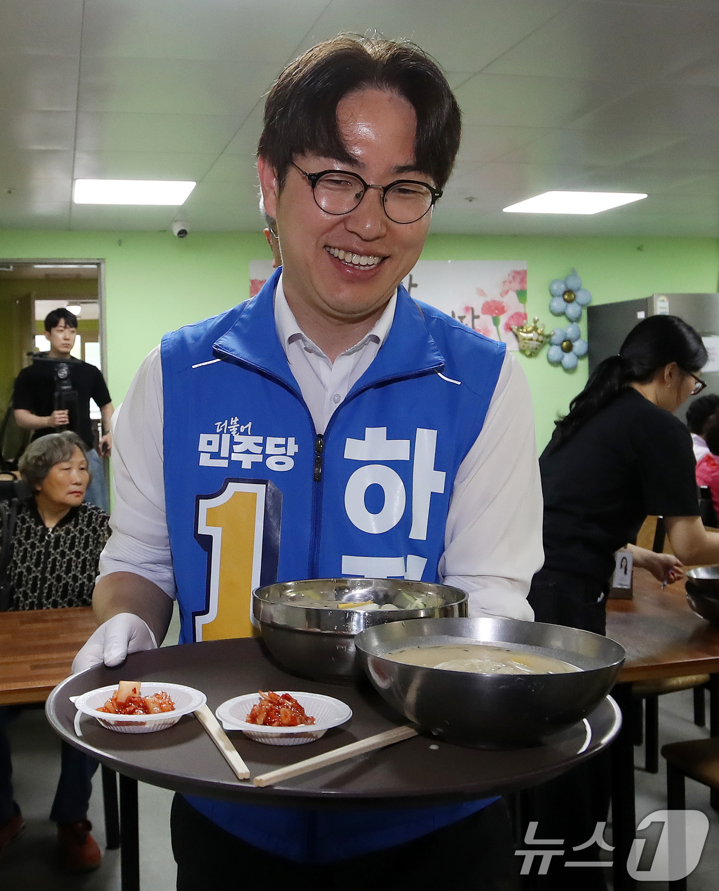 (부산=뉴스1) 윤일지 기자 = 하정우 더불어민주당 부산 북구갑 국회의원 보궐선거 후보가 21일 부산 북구 남산정종합사회복지관에서 열린 콩국수 나눔 행사에 참석해 콩국수 봉사를 하 …