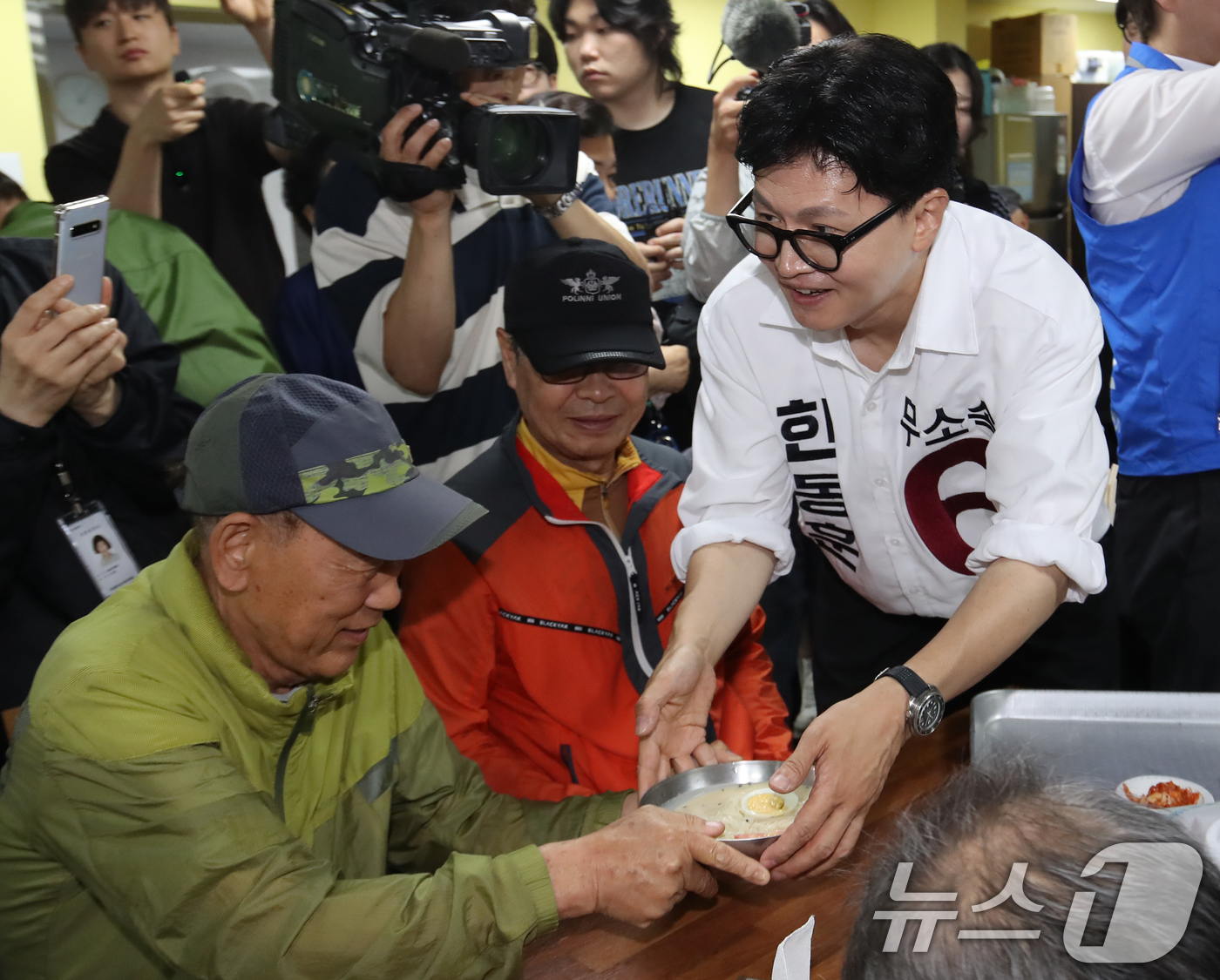 (부산=뉴스1) 윤일지 기자 = 한동훈 무소속 부산 북구갑 국회의원 보궐선거 후보가 21일 부산 북구 남산정종합사회복지관에서 열린 콩국수 나눔 행사에 참석해 콩국수 봉사를 하고 있 …