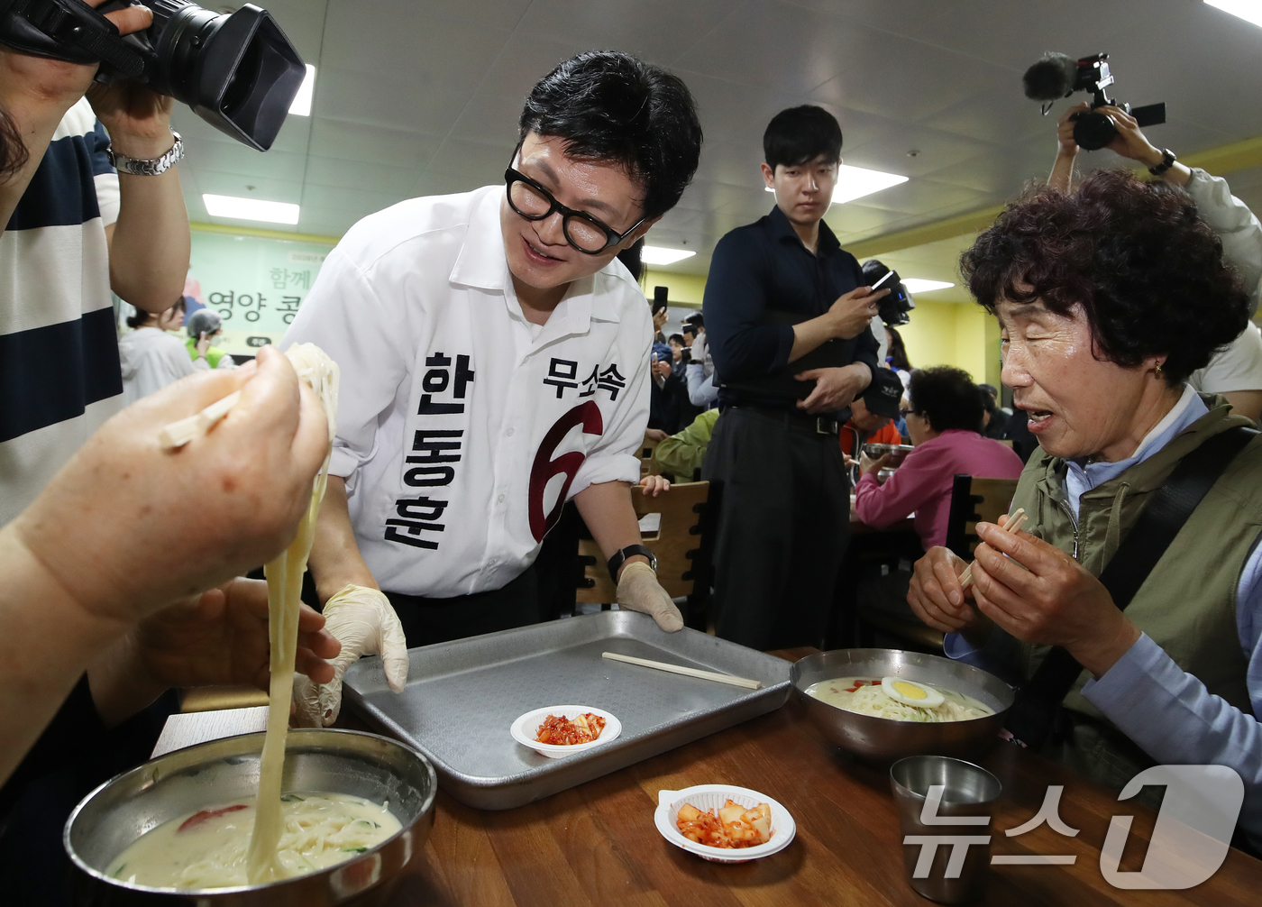 (부산=뉴스1) 윤일지 기자 = 한동훈 무소속 부산 북구갑 국회의원 보궐선거 후보가 21일 부산 북구 남산정종합사회복지관에서 열린 콩국수 나눔 행사에 참석해 콩국수 봉사를 하고 있 …