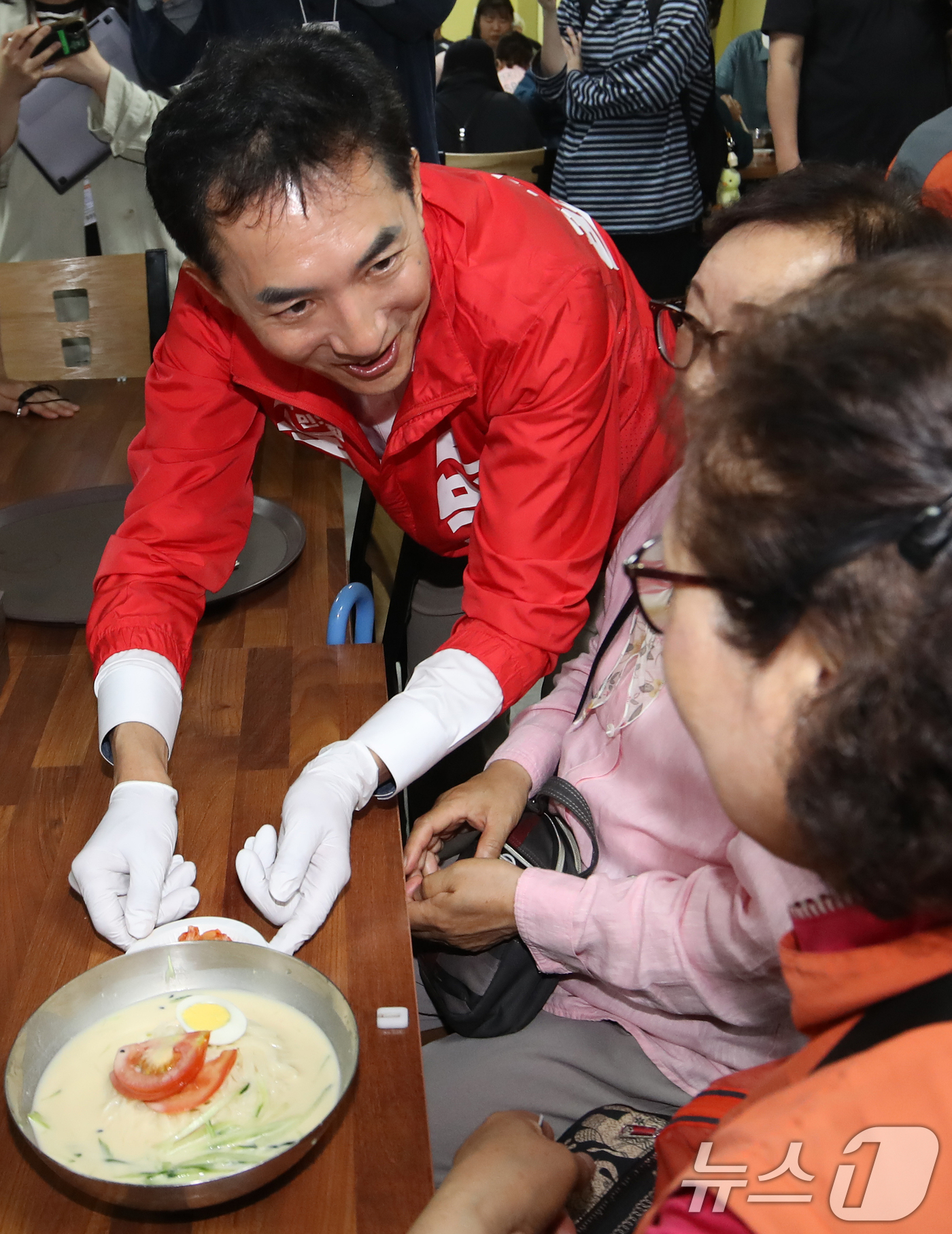 (부산=뉴스1) 윤일지 기자 = 박민식 국민의힘 부산 북구갑 국회의원 보궐선거 후보가 21일 부산 북구 남산정종합사회복지관에서 열린 콩국수 나눔 행사에 참석해 콩국수 봉사를 하고 …