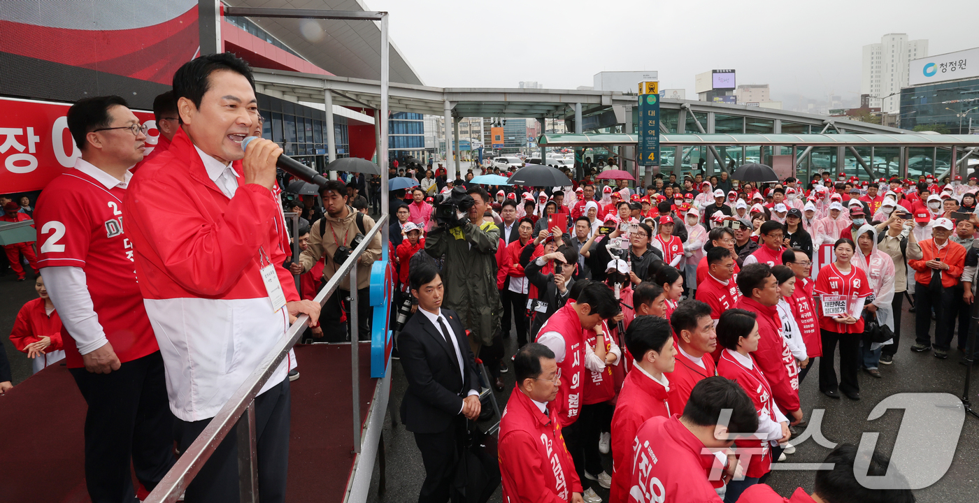 (대전=뉴스1) 김기태 기자 = 장동혁 국민의힘 상임선거대책위원장이 6.3 지방선거 공식 선거운동 첫 날인 21일 대전역 서광장에서 열린 국민의힘 승리 출정식에서 지지를 호소하고 …