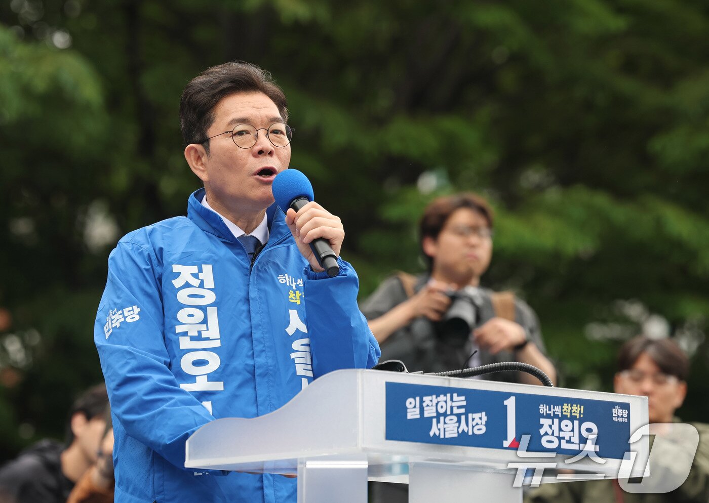본문 이미지 - 정원오 더불어민주당 서울시장 후보가 21일 서울 성동구 왕십리역 광장에서 열린 출정식에서 시민들에게 지지를 호소하고 있다. 2026.5.21 ⓒ 뉴스1 박지혜 기자