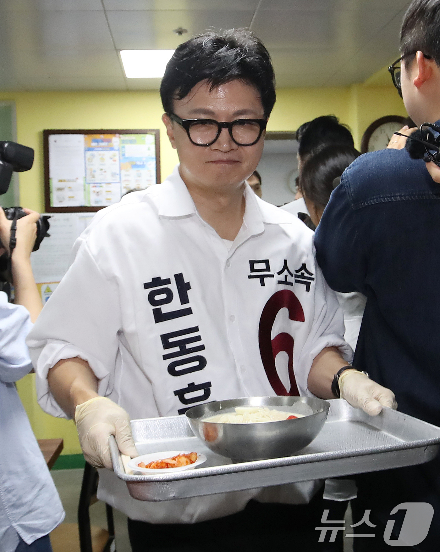 (부산=뉴스1) 윤일지 기자 = 한동훈 무소속 부산 북구갑 국회의원 보궐선거 후보가 21일 부산 북구 남산정종합사회복지관에서 열린 콩국수 나눔 행사에 참석해 콩국수 봉사를 하고 있 …
