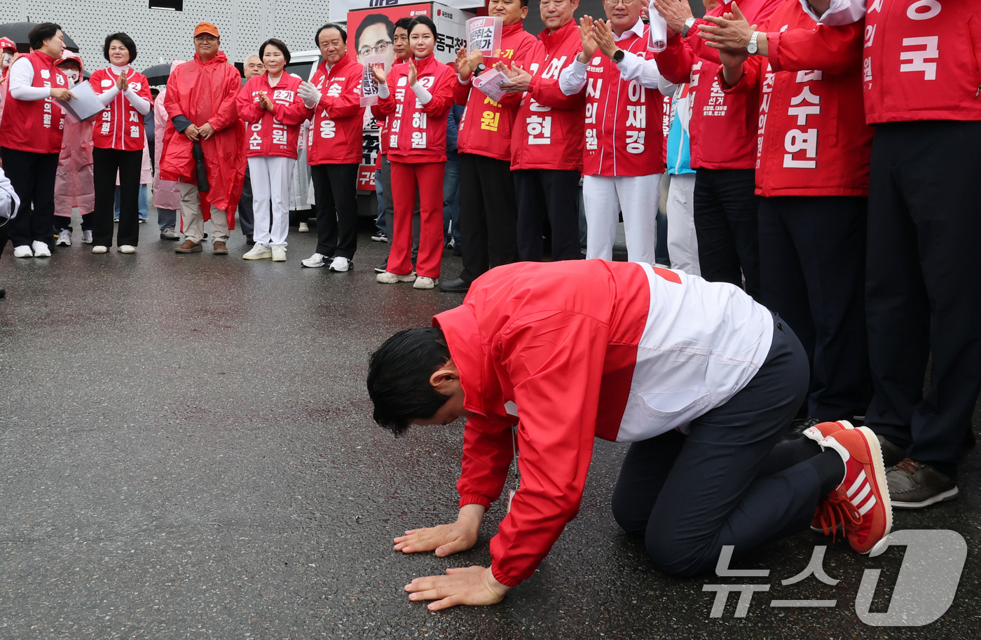 (대전=뉴스1) 김기태 기자 = 장동혁 국민의힘 상임선거대책위원장이 6.3 지방선거 공식 선거운동 첫 날인 21일 대전역 서광장에서 열린 국민의힘 승리 출정식에서 큰절을 하고 있다 …