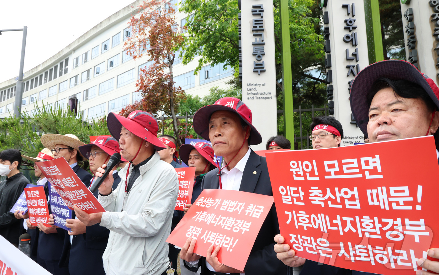 (세종=뉴스1) 김기남 기자 = 축산관련단체협의회 소속 단체장들이 21일 세종시 정부세종청사 기후에너지환경부 앞에서 기자회견을 열고 소양호 붕어 집단 폐사 원인으로 축산 농가 등을 …