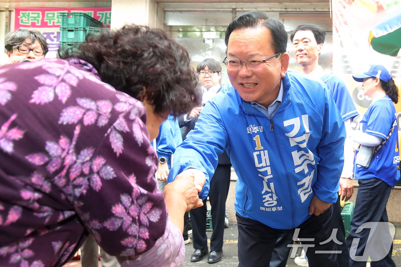 본문 이미지 - 김부겸 더불어민주당 대구시장 후보가 21일 대구 달성군 화원전통시장을 찾아 시민과 인사 나누고 있다. 2026.5.21 ⓒ 뉴스1 공정식 기자