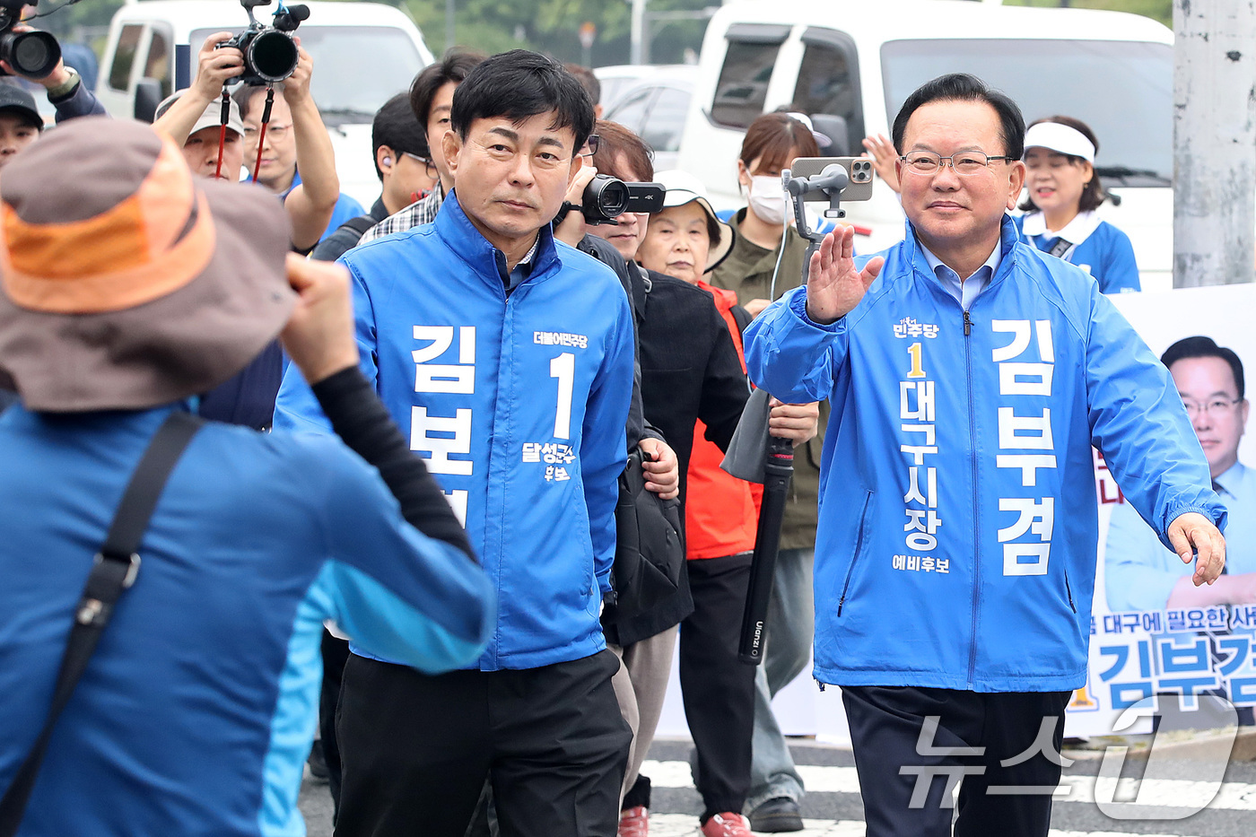 (대구=뉴스1) 공정식 기자 = 김부겸 더불어민주당 대구시장 후보가 21일 대구 달성군 화원전통시장을 찾아 한 시민의 격려에 손을 흔들며 답하고 있다. 2026.5.21/뉴스1