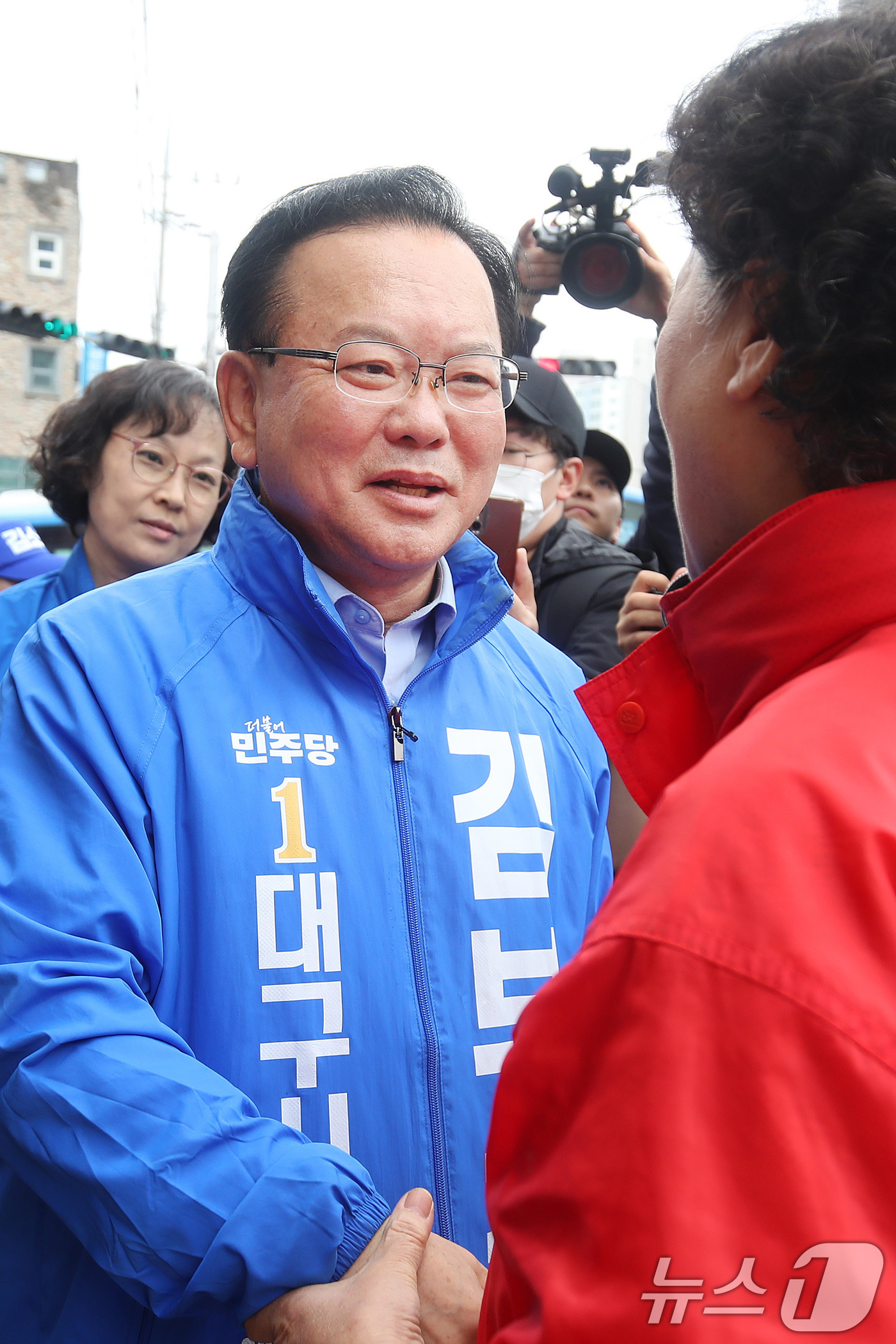 (대구=뉴스1) 공정식 기자 = 김부겸 더불어민주당 대구시장 후보가 21일 대구 달성군 화원전통시장을 찾아 시민과 인사 나누고 있다.  2026.5.21/뉴스1