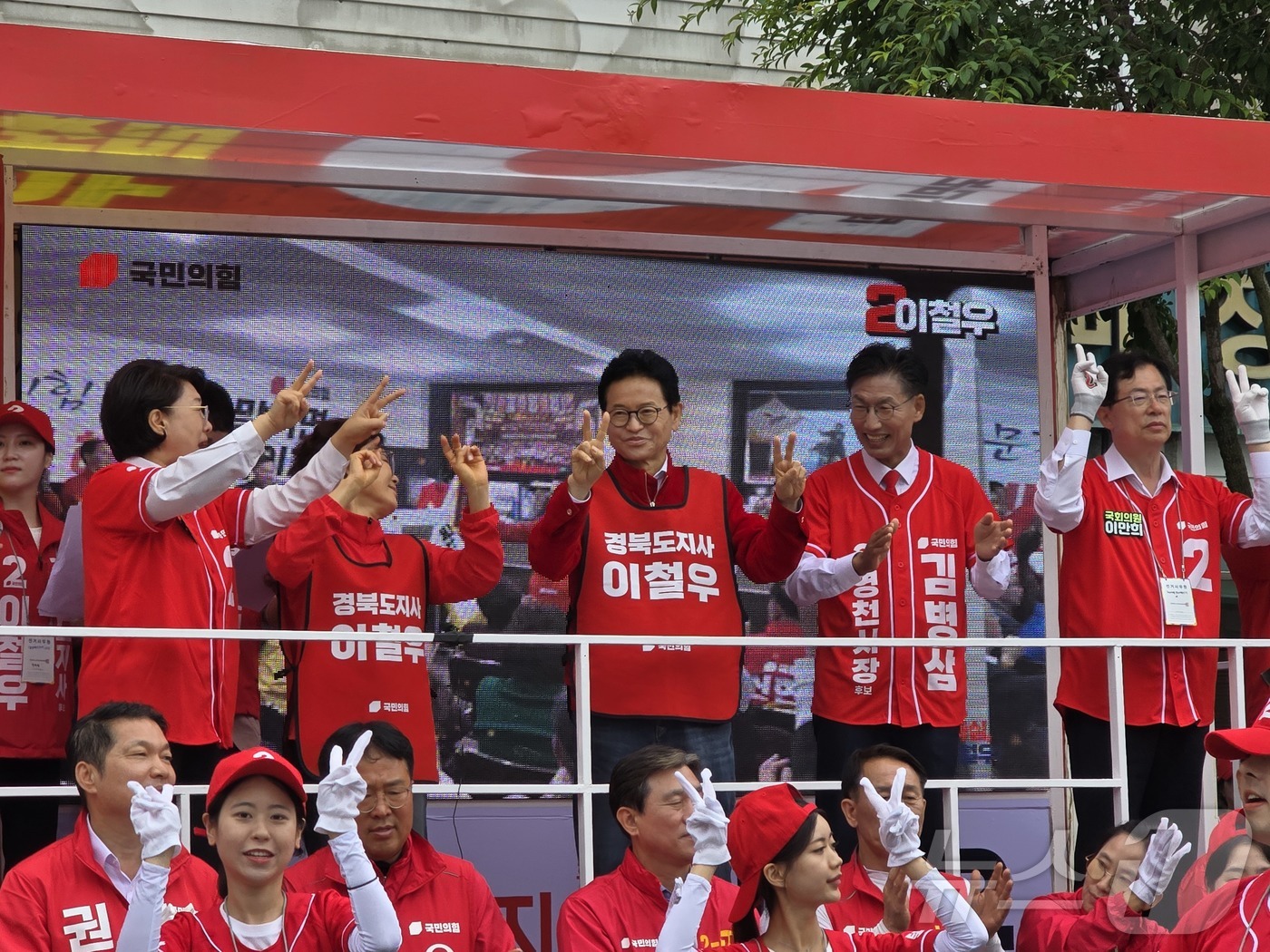 (영천=뉴스1) 김대벽기자 = 이철우 국민의힘 경북지사 후보가 6.3 지방선거 첫날인 21일 영천공설시장에서 열린 영천시 합동 출정식에서 지지자들에게 호소 하고 있다. 2026.5 …