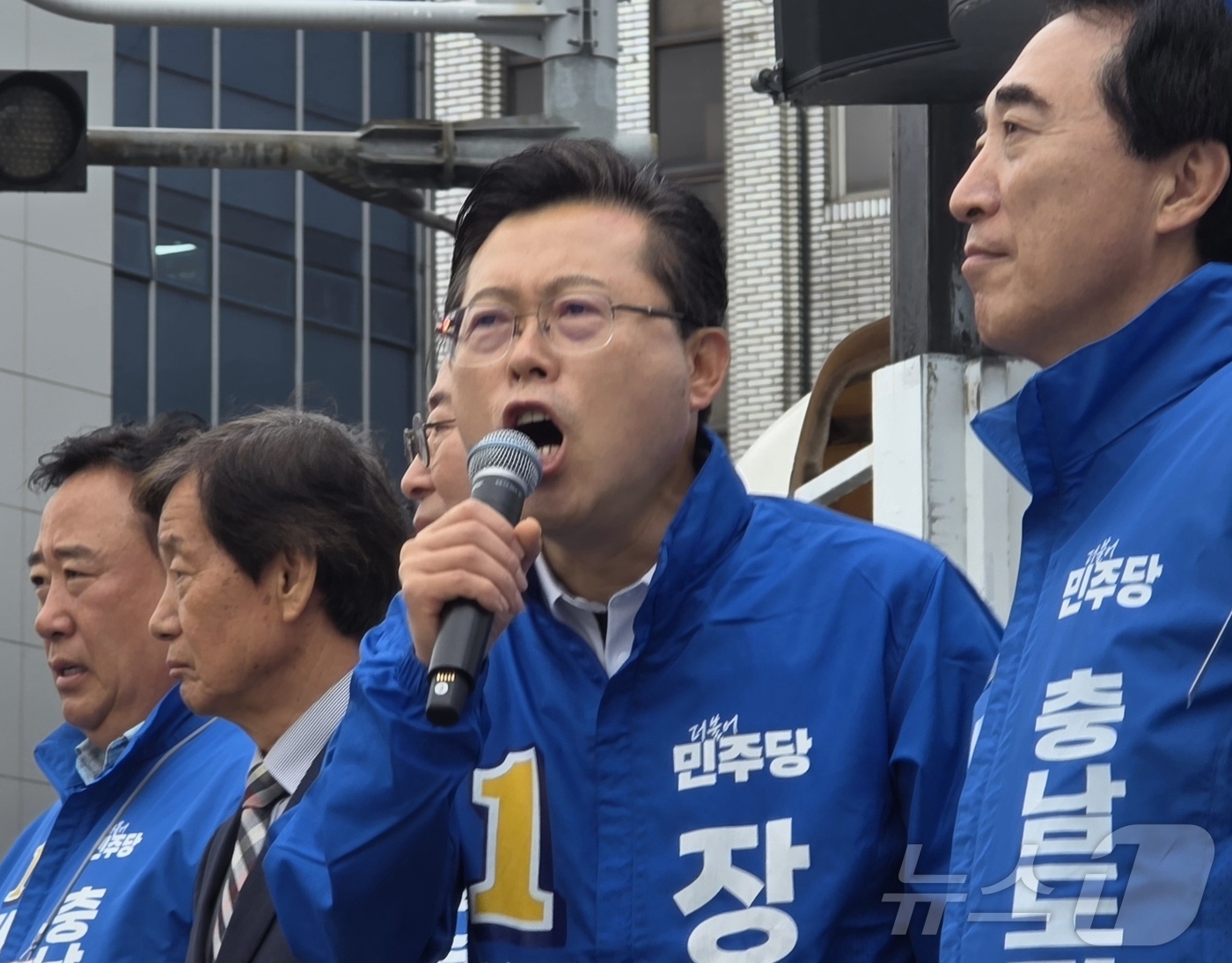 (천안=뉴스1) 이시우 기자 = 장기수 더불어민주당 천안시장 후보가 21일 천안시 서북구 일봉산사거리에서 열린 민주당 합동출정식에서 지지를 호소하고 있다.  2026.5.21/뉴스 …