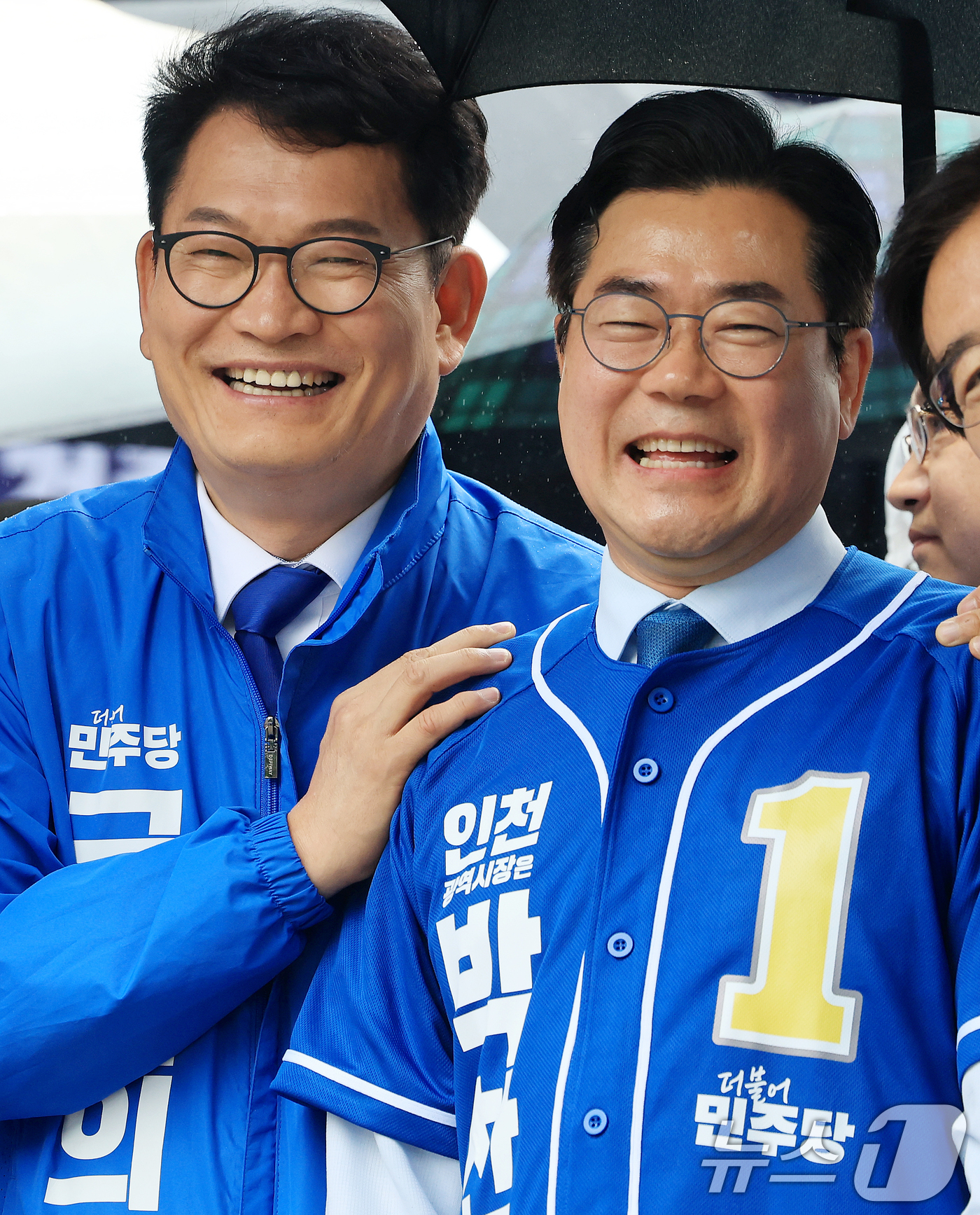 (인천=뉴스1) 이호윤 기자 = 송영길 연수구갑 국회의원 후보와 박찬대 더불어민주당 인천시장 후보가 6·3 지방선거 및 국회의원 재보궐선거 공식 선거운동 첫날인 21일 인천 미추홀 …