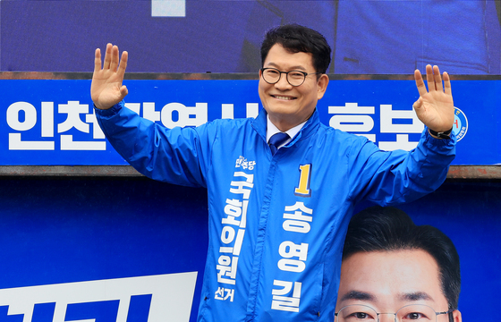 유권자들에게 인사하는 송영길 후보