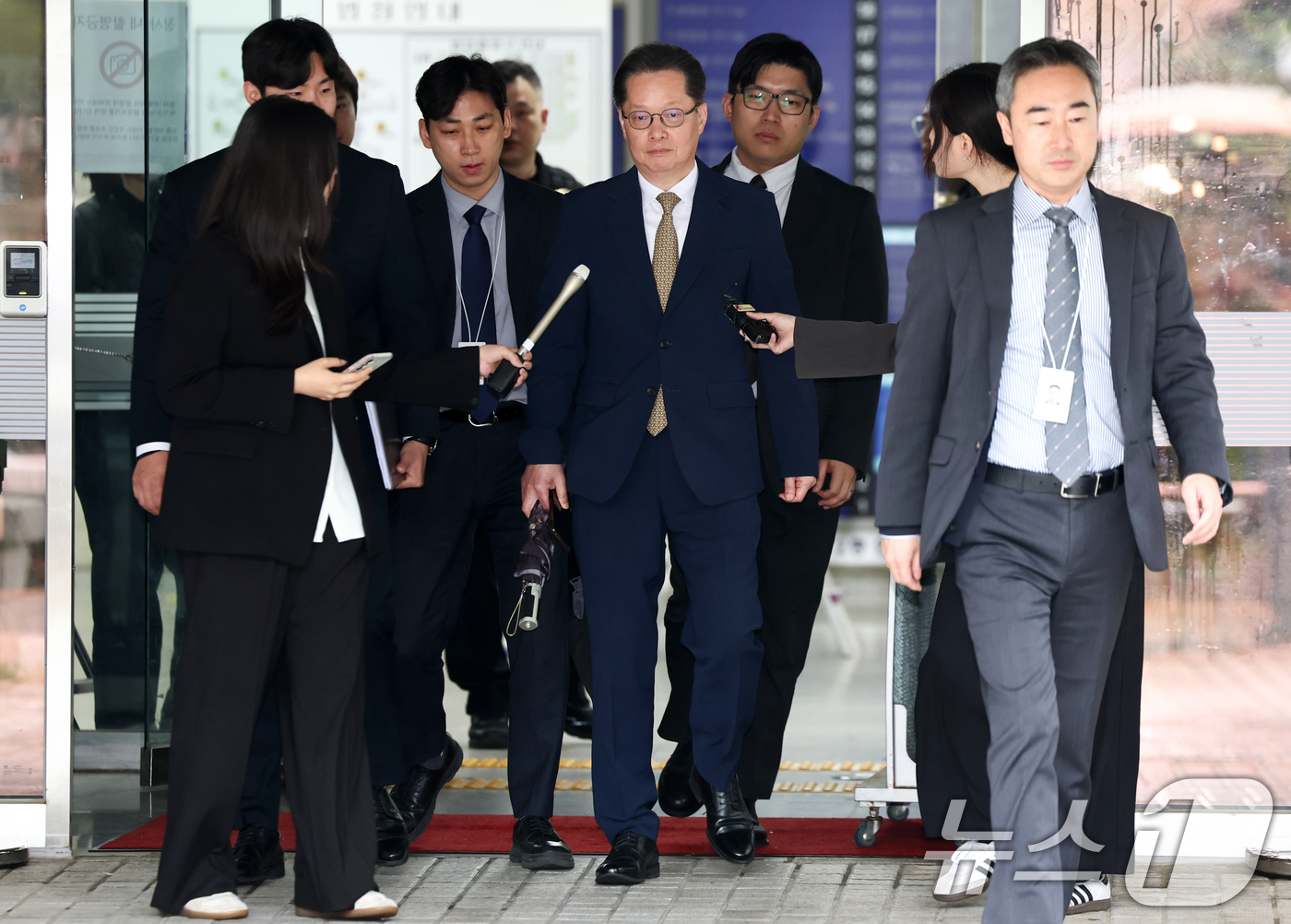 (서울=뉴스1) 최지환 기자 = 12.3 비상계엄과 관련해 내란선전 혐의를 받는 이은우 전 한국정책방송원(KTV) 원장이 21일 오후 서울 서초구 서울중앙지방법원에서 열린 구속 전 …