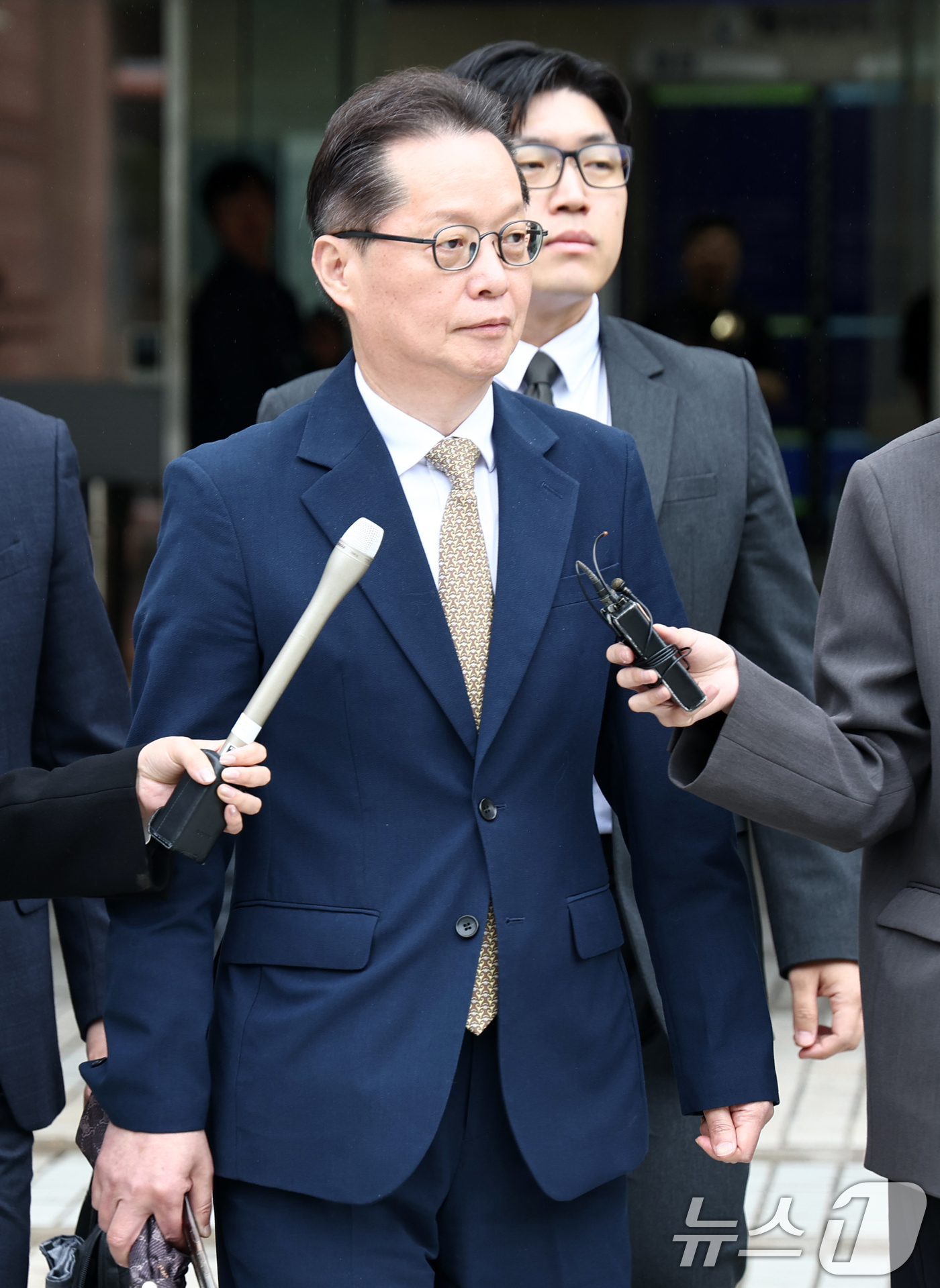 (서울=뉴스1) 최지환 기자 = 12.3 비상계엄과 관련해 내란선전 혐의를 받는 이은우 전 한국정책방송원(KTV) 원장이 21일 오후 서울 서초구 서울중앙지방법원에서 열린 구속 전 …
