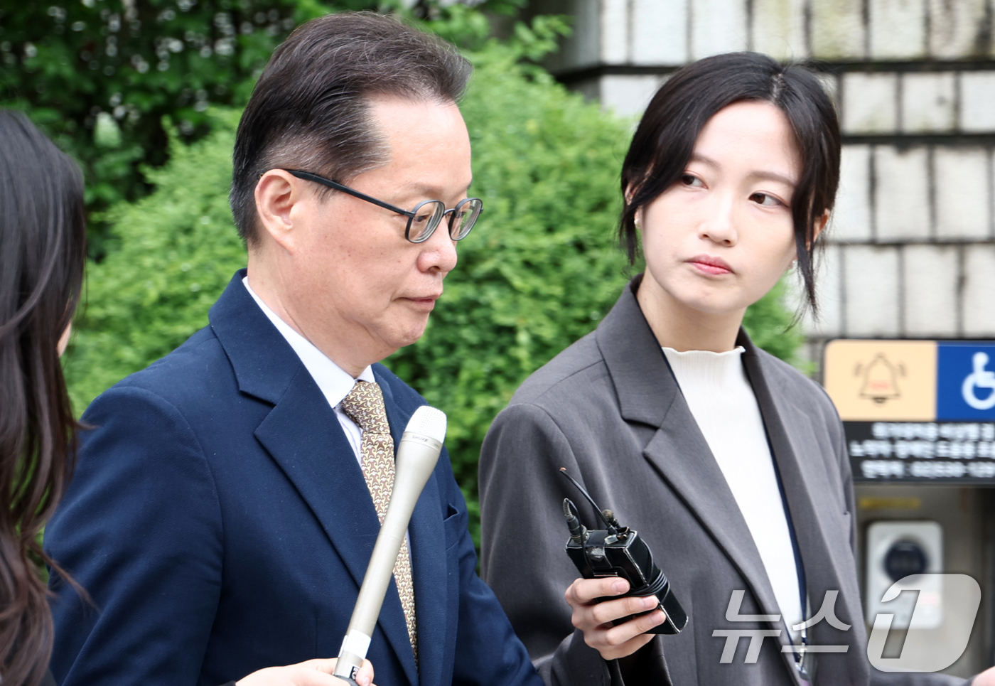(서울=뉴스1) 최지환 기자 = 12.3 비상계엄과 관련해 내란선전 혐의를 받는 이은우 전 한국정책방송원(KTV) 원장이 21일 오후 서울 서초구 서울중앙지방법원에서 열린 구속 전 …