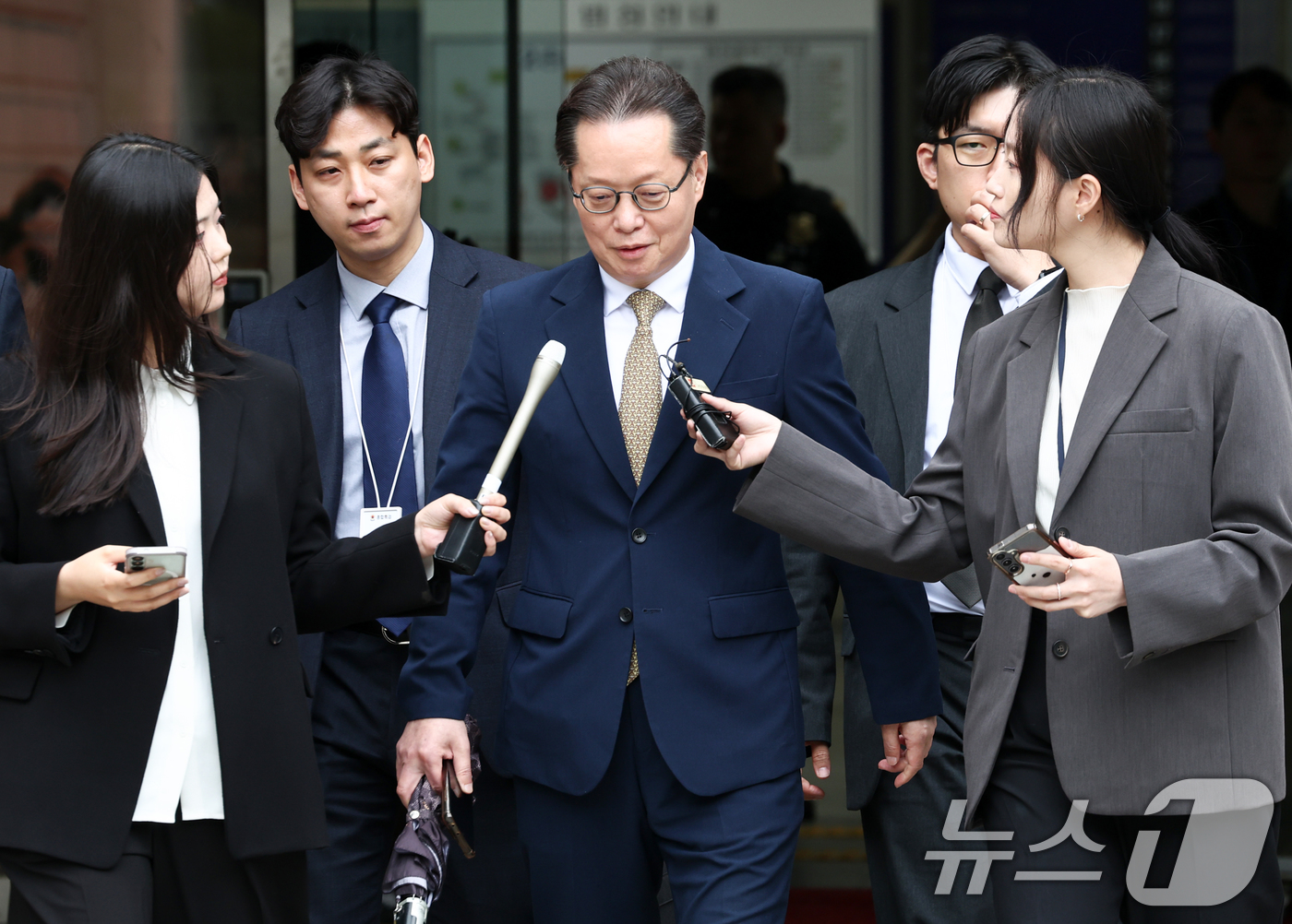 (서울=뉴스1) 최지환 기자 = 12.3 비상계엄과 관련해 내란선전 혐의를 받는 이은우 전 한국정책방송원(KTV) 원장이 21일 오후 서울 서초구 서울중앙지방법원에서 열린 구속 전 …