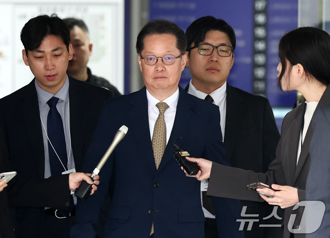 (서울=뉴스1) 최지환 기자 = 12.3 비상계엄과 관련해 내란선전 혐의를 받는 이은우 전 한국정책방송원(KTV) 원장이 21일 오후 서울 서초구 서울중앙지방법원에서 열린 구속 전 …