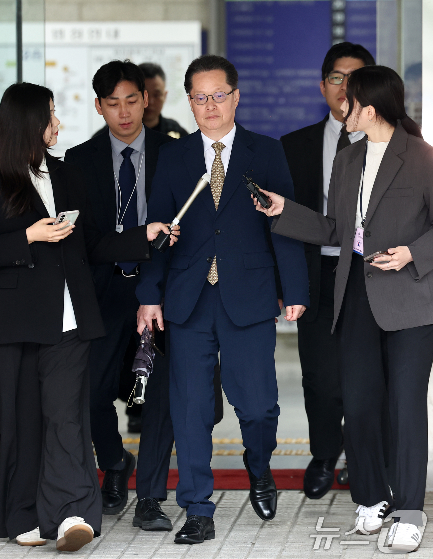 (서울=뉴스1) 최지환 기자 = 12.3 비상계엄과 관련해 내란선전 혐의를 받는 이은우 전 한국정책방송원(KTV) 원장이 21일 오후 서울 서초구 서울중앙지방법원에서 열린 구속 전 …