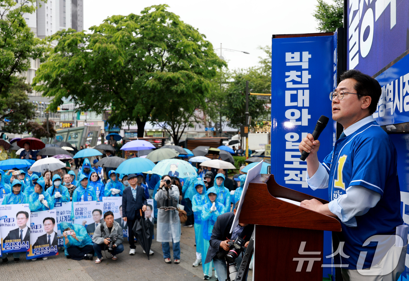 (인천=뉴스1) 이호윤 기자 = 박찬대 더불어민주당 인천시장 후보가 6·3 지방선거 및 국회의원 재보궐선거 공식 선거운동 첫날인 21일 인천 미추홀구 옛 시민회관 쉼터에서 열린 출 …