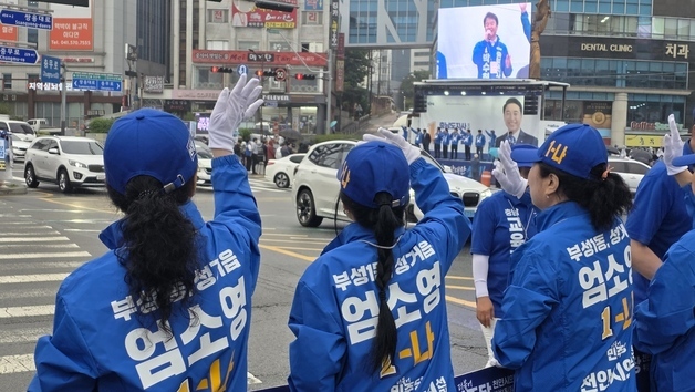 출근 인사하는 선거운동원들