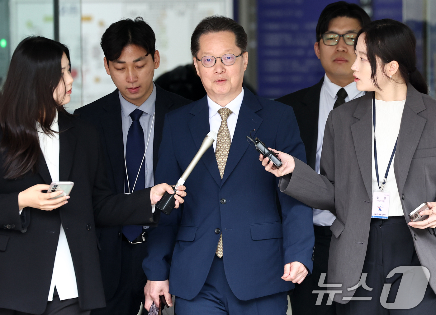 (서울=뉴스1) 최지환 기자 = 12.3 비상계엄과 관련해 내란선전 혐의를 받는 이은우 전 한국정책방송원(KTV) 원장이 21일 오후 서울 서초구 서울중앙지방법원에서 열린 구속 전 …