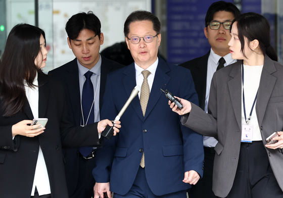 취재진 질문에 답변하는 이은우 전 KTV 원장