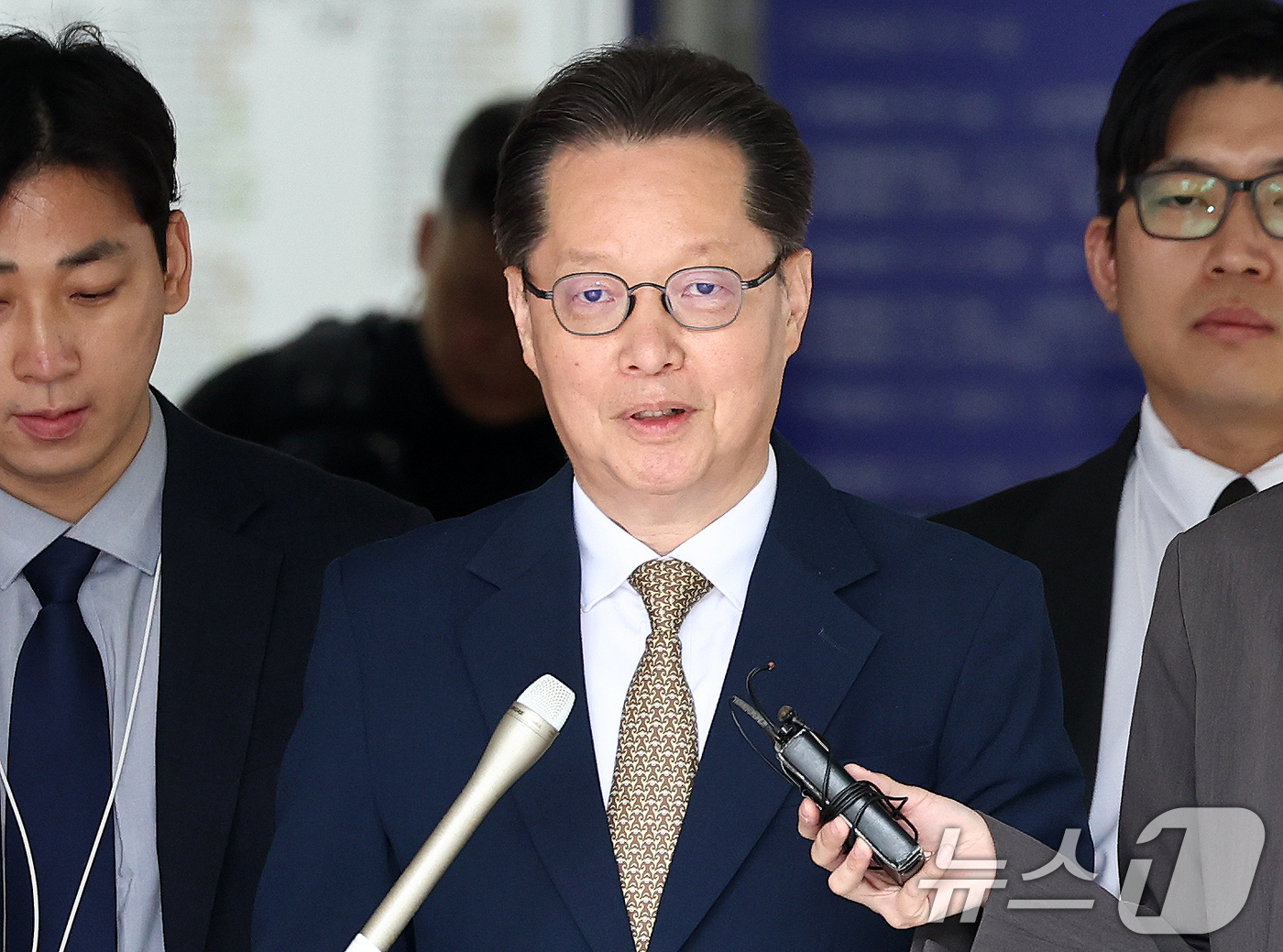 (서울=뉴스1) 최지환 기자 = 12.3 비상계엄과 관련해 내란선전 혐의를 받는 이은우 전 한국정책방송원(KTV) 원장이 21일 오후 서울 서초구 서울중앙지방법원에서 열린 구속 전 …