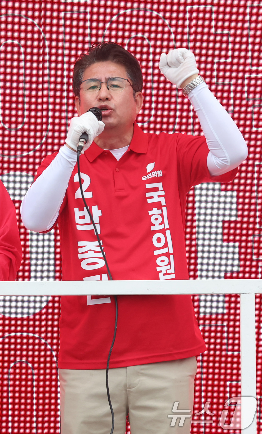(인천=뉴스1) 이호윤 기자 = 박종진 연수갑 의원 후보가 제9회 전국동시지방선거 공식 선거운동 첫날인 21일 인천 연수구 연수역 앞에서 열린 유정복 국민의힘 인천시장 후보 출정식 …