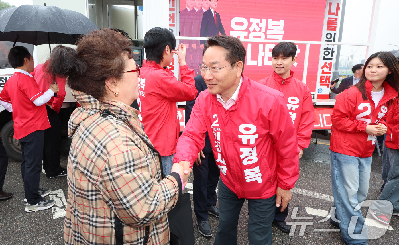 (인천=뉴스1) 이호윤 기자 = 유정복 국민의힘 인천시장 후보가 제9회 전국동시지방선거 공식 선거운동 첫날인 21일 인천 연수구 연수역 앞에서 열린 출정식에서 지지자와 인사하고 있 …
