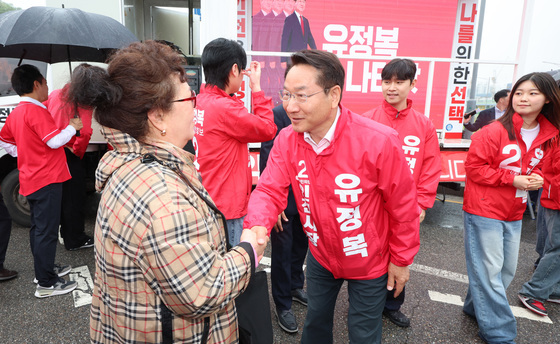 지지자와 인사하는 유정복 인천시장 후보