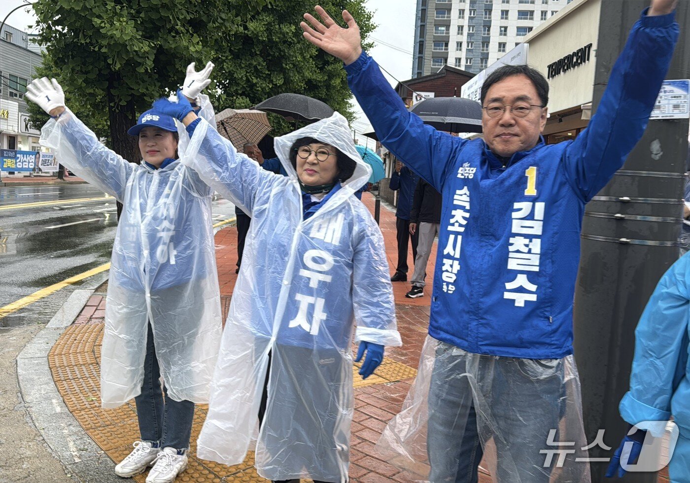 본문 이미지 - 6·3 지방선거 공식 선거운동 첫날인 21일 김철수 더불어민주당 강원 속초시장 후보가 출근길 인사를 하고 있다.(김 후보 측 제공, 재판매 및 DB 금지) 2026.5.21/뉴스1