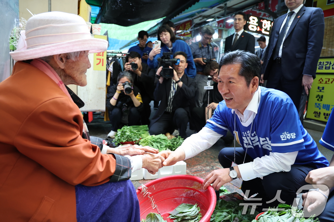 (공주=뉴스1) 신웅수 기자 = 정청래 더불어민주당 대표가 6·3 지방선거 공식 선거운동이 시작된 21일 충남 공주시 공주산성시장을 찾아 박수현 충남도지사 후보 지원 유세를 하고 …