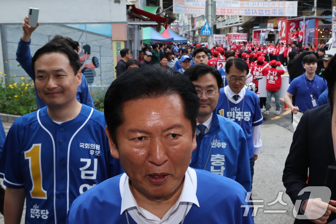 본문 이미지 - 정청래 더불어민주당 대표가 6·3 지방선거 공식 선거운동이 시작된 21일 충남 공주시 공주산성시장을 찾아 각각 지원유세를 하던 중 장동혁 국민의힘 대표의 유세 현장을 지나치고 있다. 2026.5.21 ⓒ 뉴스1 신웅수 기자